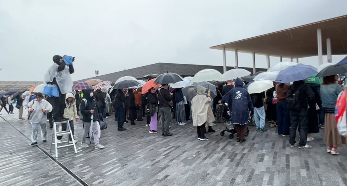 万博、最悪です。帰ることもできません。入場に1時間40分近くかかっただけでなく、帰りまでとは。午後4時ごろ、東ゲートを出て地下鉄•夢洲駅に向かおうとしたところ、この↓長蛇の列。ほとんど動かず、万博会場から外に出られません。係員に聞くと、「夢洲駅で人が多すぎ、駅への入場制限している」と