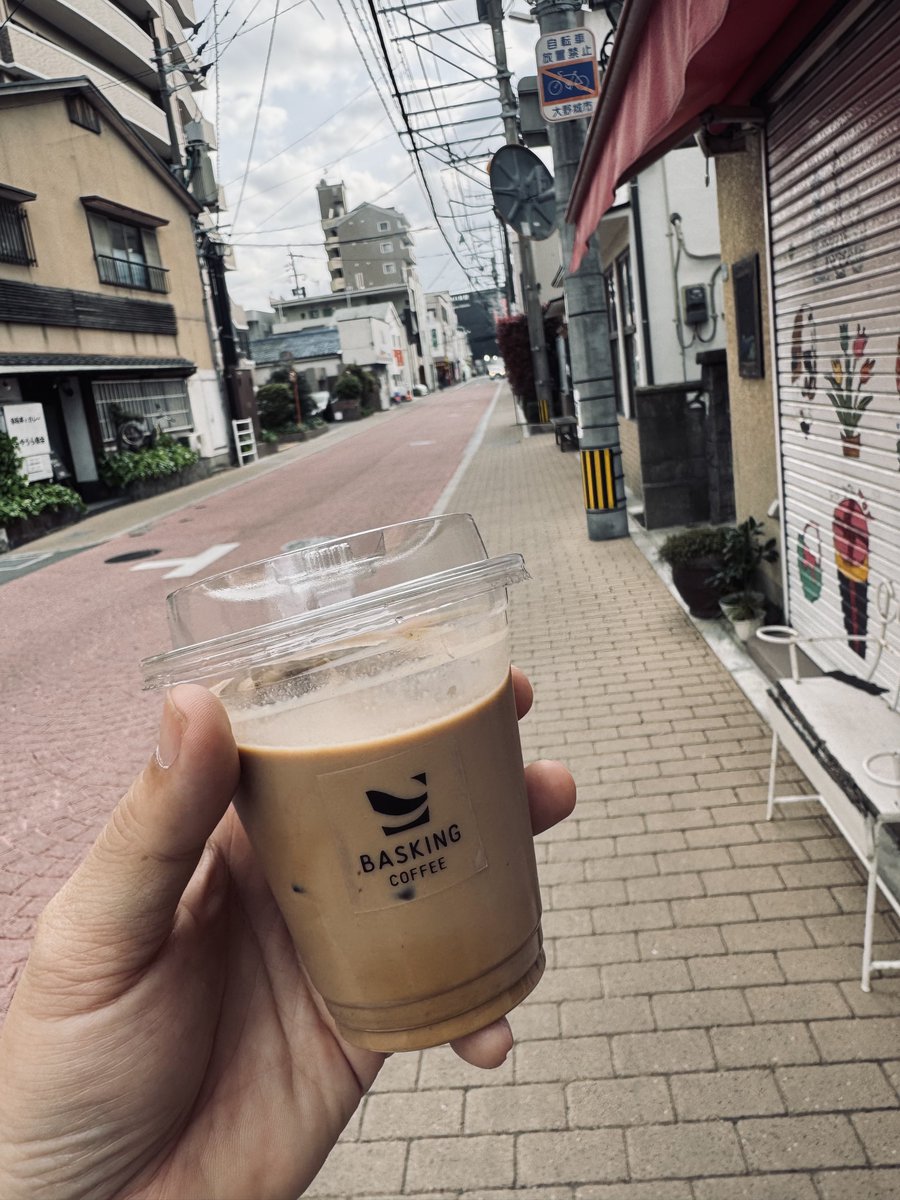 torisava's tweet photo. ご近所の BASKING COFFEEさんで、ヘーゼルナッツカフェモカを to go✨
ナッツ系の香ばしさとモカの組合せが大好きです。今日は朗らかな暖かさで少し歩き疲れたので、アイスにしました。大野城市春日原駅近くにお越しの際はぜひ。
店内でゆっくりするのも良きです😊
#BASKINGCOFFEE #大野城市 https://t.co/lG46v4l9hM