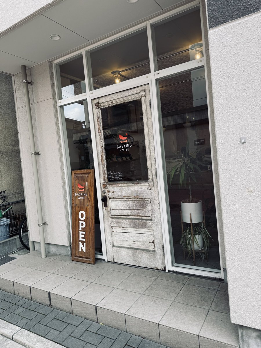 torisava's tweet photo. ご近所の BASKING COFFEEさんで、ヘーゼルナッツカフェモカを to go✨
ナッツ系の香ばしさとモカの組合せが大好きです。今日は朗らかな暖かさで少し歩き疲れたので、アイスにしました。大野城市春日原駅近くにお越しの際はぜひ。
店内でゆっくりするのも良きです😊
#BASKINGCOFFEE #大野城市 https://t.co/lG46v4l9hM