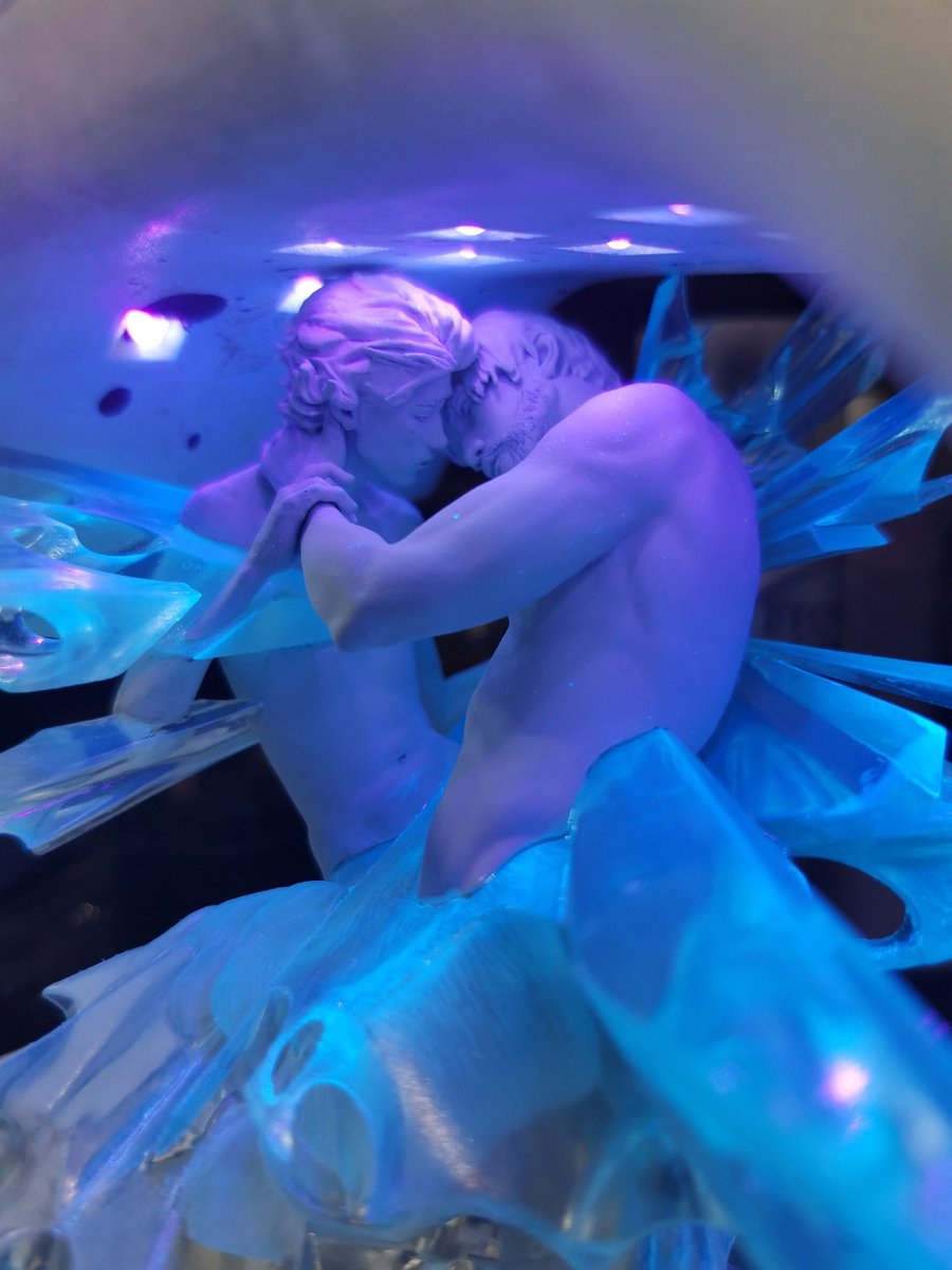 freaxtyle's tweet photo. #jayvik bust rough prototype. photo: at the exhibition and under a UV lamp https://t.co/8ZVH90ZwaW