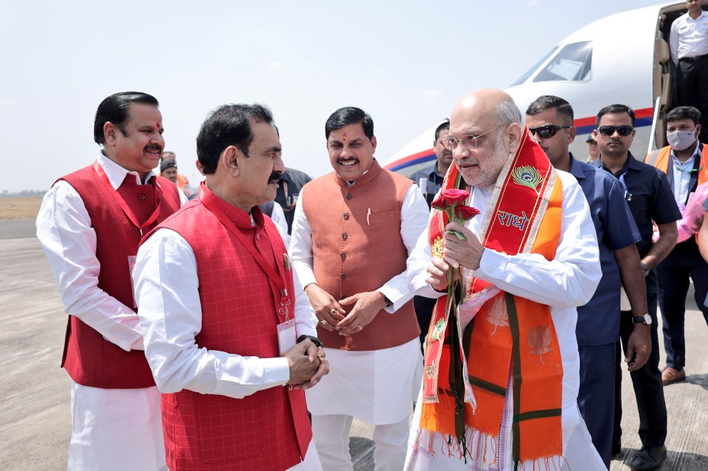 drnarottammisra's tweet photo. स्वागत, वंदन, अभिनंदन 

मध्यप्रदेश की पावन धरा झीलों के शहर, राजा भोज की नगरी भोपाल आगमन पर केन्द्रीय गृह एवं सहकारिता मंत्री माननीय श्री @AmitShah जी का स्टेट हैंगर पर अगवानी का सौभाग्य प्राप्त हुआ।
मध्य प्रदेश की पावन धरा पर आपका हार्दिक स्वागत, वंदन, अभिनंदन है। https://t.co/0iFIHhOS0f
