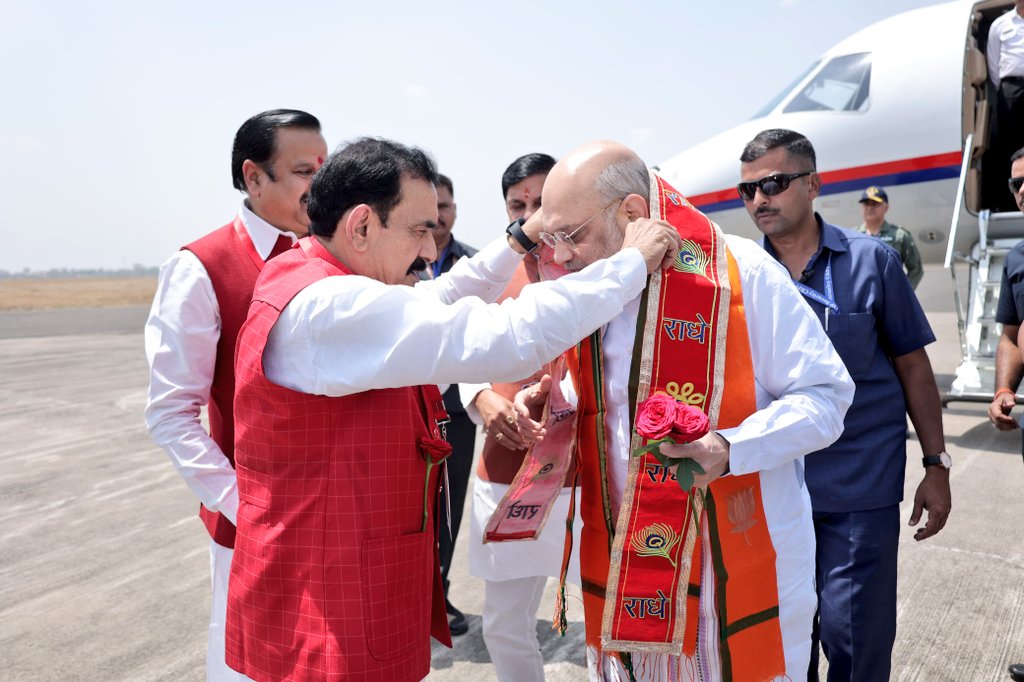 drnarottammisra's tweet photo. स्वागत, वंदन, अभिनंदन 

मध्यप्रदेश की पावन धरा झीलों के शहर, राजा भोज की नगरी भोपाल आगमन पर केन्द्रीय गृह एवं सहकारिता मंत्री माननीय श्री @AmitShah जी का स्टेट हैंगर पर अगवानी का सौभाग्य प्राप्त हुआ।
मध्य प्रदेश की पावन धरा पर आपका हार्दिक स्वागत, वंदन, अभिनंदन है। https://t.co/0iFIHhOS0f