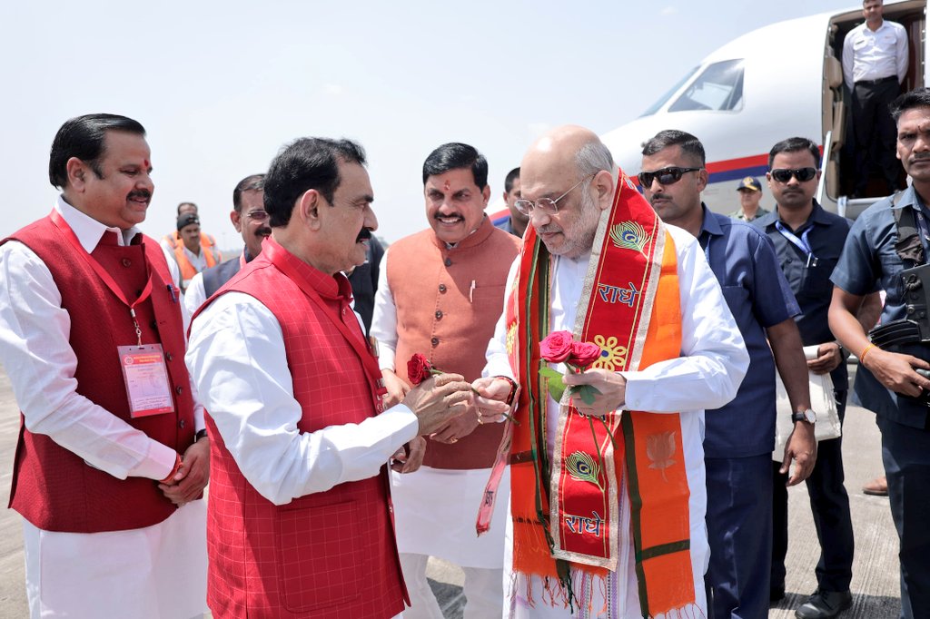 drnarottammisra's tweet photo. स्वागत, वंदन, अभिनंदन 

मध्यप्रदेश की पावन धरा झीलों के शहर, राजा भोज की नगरी भोपाल आगमन पर केन्द्रीय गृह एवं सहकारिता मंत्री माननीय श्री @AmitShah जी का स्टेट हैंगर पर अगवानी का सौभाग्य प्राप्त हुआ।
मध्य प्रदेश की पावन धरा पर आपका हार्दिक स्वागत, वंदन, अभिनंदन है। https://t.co/0iFIHhOS0f