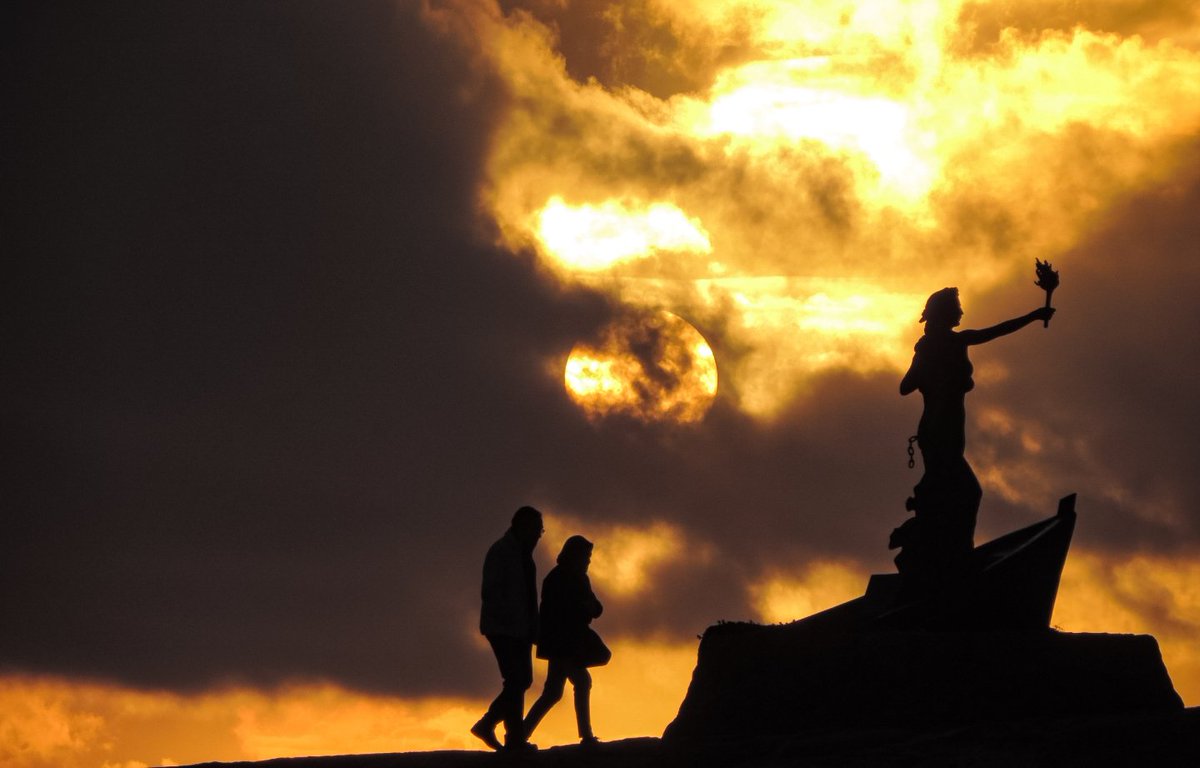 Nubes y sol al atardecer en Rota (Cádiz), feliz día <a href="/HimarGonzalez/">Himar González</a> <a href="/Tiempo_Mercedes/">Mercedes Martín</a> <a href="/ElTiempoA3/">El Tiempo de Antena 3</a> <a href="/tiempobrasero/">Tutiempo</a> <a href="/lasextameteo/">La Sexta Meteo</a> <a href="/alvaronavvv/">Álvaro Navarro</a> <a href="/el_tiempohoy/">El Tiempo Hoy</a> <a href="/RosaliaFdz/">Rosalía Fernández</a> <a href="/MeteoCanalSur/">MeteoCanalSur</a> <a href="/ElTiempo_tve/">El Tiempo en TVE</a> <a href="/mbarreiro_tve/">Martín Barreiro</a> <a href="/aquilatierratve/">Aquí la Tierra</a> <a href="/objtormentas/">Objetivo Tormenta (David Mancebo)</a>