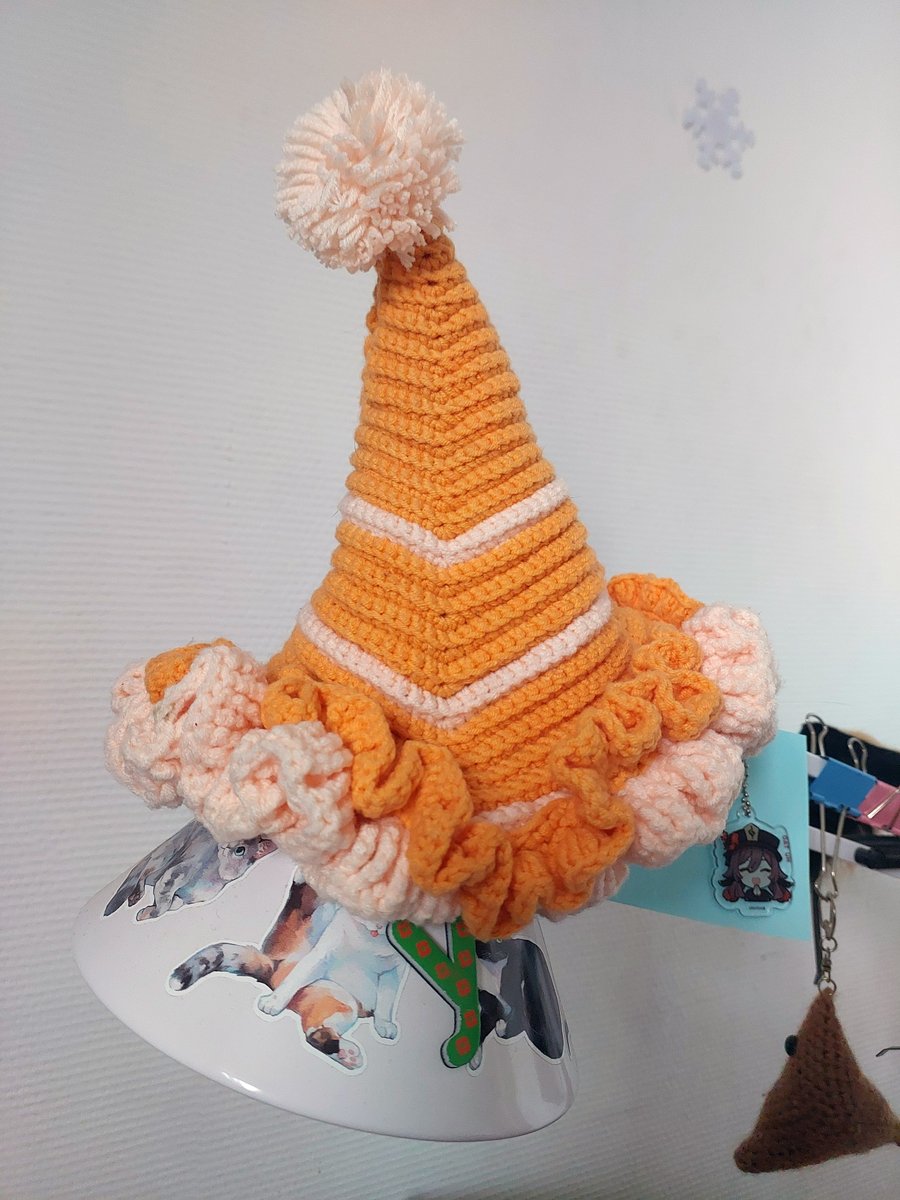 zmieuda's tweet photo. Довязала шапку, теперь это праздничная шапка для лампы ✨#crochet #amigurumi https://t.co/dLKuq6xn47