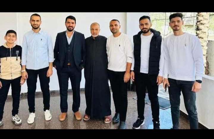 iskander1995n's tweet photo. في الصورة الأولى يجتمع بأبنائه وفي الصورة الثانية يصلي عليهم صلاة الجنازة ، كيف لهذا الأب أن يستوعب خبر فقدان 6 من ابنائه في استهداف واحد https://t.co/HA7BIdBq3A