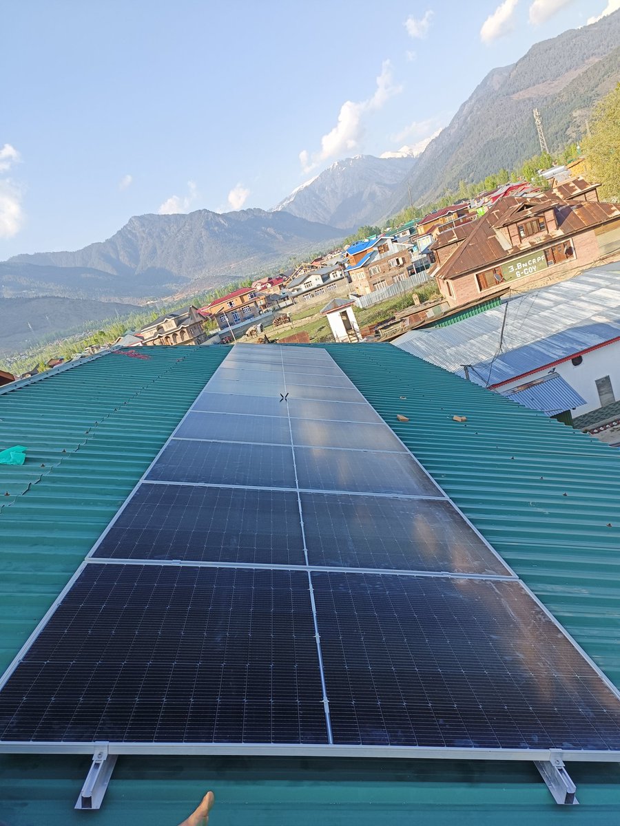 MsSolarExpert's tweet photo. OnGrid 6kw solar plant installation at bandipora j&amp;k.
#pmsuryaghar #PalmSunday
#mssolarexpert #BengalBurns 
#SOLAR #India #kashmir https://t.co/AeEI3VgvyR