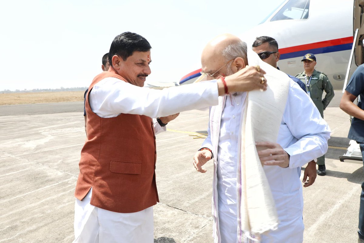 DrMohanYadav51's tweet photo. माननीय केंद्रीय गृह एवं सहकारिता मंत्री श्री @AmitShah जी के राजा भोज की नगरी भोपाल आगमन पर हार्दिक स्वागत एवं अभिनंदन किया।  

आपका आगमन मध्यप्रदेश के विकास को नव गति प्रदान करेगा। आपका यह प्रवास निश्चित ही प्रदेश के दुग्ध उत्पादकों एवं किसानों के जीवन में समृद्धि के नए अवसर लेकर आएगा।
#सहकारिता_से_समृद्ध_MP