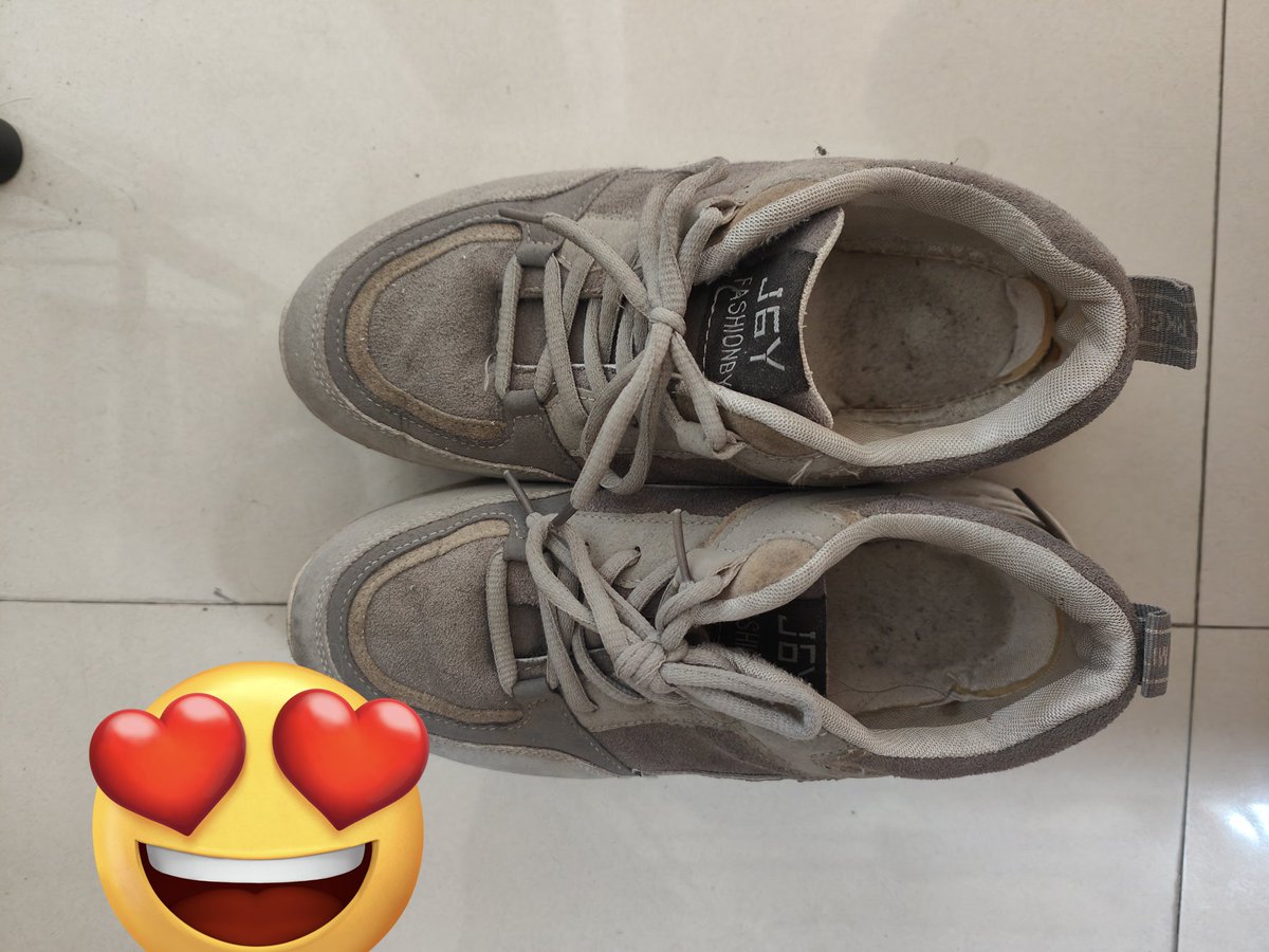 blobeads's tweet photo. Halo permisi disini adakah yg mau beli sepatu ini 10K saja? Masih layak pakai kok! Ini jarang dipakai jadi berdebu dan belum dicuci. Ukuran 39 ya. https://t.co/NSJwSxygfr