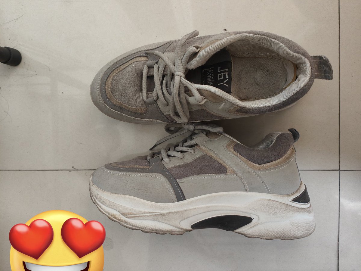blobeads's tweet photo. Halo permisi disini adakah yg mau beli sepatu ini 10K saja? Masih layak pakai kok! Ini jarang dipakai jadi berdebu dan belum dicuci. Ukuran 39 ya. https://t.co/NSJwSxygfr