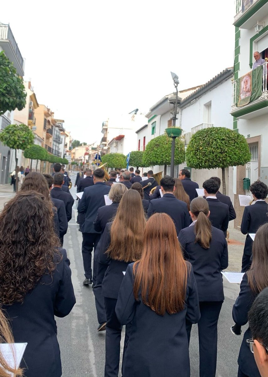 𝐒𝐄𝐌𝐀𝐍𝐀 𝐒𝐀𝐍𝐓𝐀 𝟐𝟎𝟐𝟓 | Comenzamos nuestra Semana Santa con el 𝐷𝑜𝑚𝑖𝑛𝑔𝑜 𝑑𝑒 𝑅𝑎𝑚𝑜𝑠. 
Hoy acompañamos a la Virgen de la Esperanza de la cofradía la Pollinica de Alhaurín de la Torre. 

#suenaBMMAT