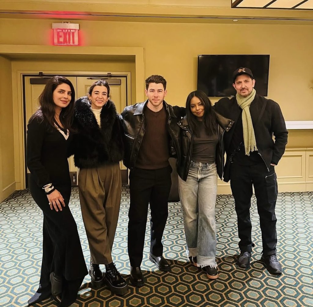 bombaytimes's tweet image. #HrithikRoshan and #SabaAzad caught up with #PriyankaChopra in NYC at #NickJonas’ Broadway show

@iHrithik @priyankachopra @nickjonas