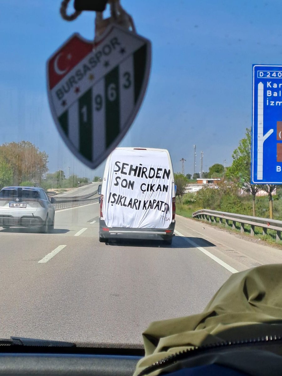Bursaspor taraftarı Balıkesir'de oynanacak  ve muhtemel şampiyonluklarını ilan edecekleri Artvin Hopaspor maçı için yollara düştü. Otobüse asılan pankartların dikkat çektiği Bursasporluların konvoyunda rakipleri Karşıyaka'ya da gönderme bulunuyor!