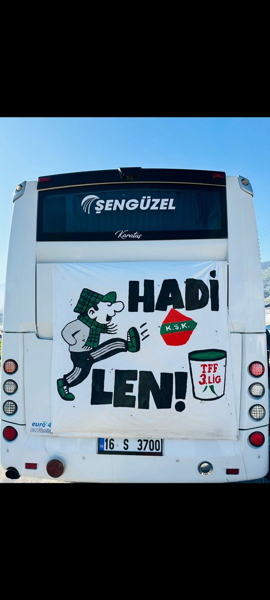 AltLiglerTR's tweet photo. Bursaspor taraftarı Balıkesir'de oynanacak  ve muhtemel şampiyonluklarını ilan edecekleri Artvin Hopaspor maçı için yollara düştü. Otobüse asılan pankartların dikkat çektiği Bursasporluların konvoyunda rakipleri Karşıyaka'ya da gönderme bulunuyor! https://t.co/l7uEfftmia