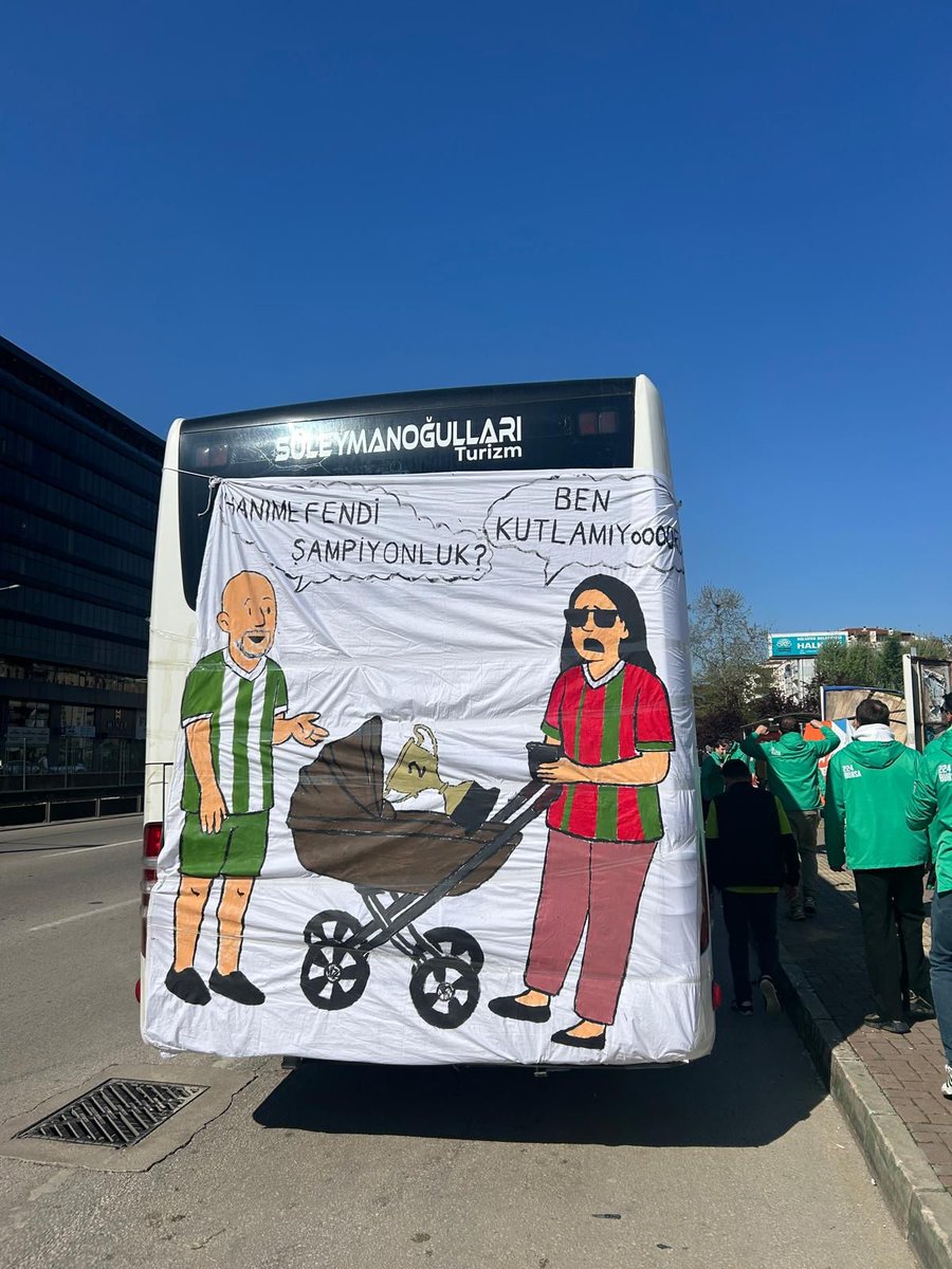 AltLiglerTR's tweet photo. Bursaspor taraftarı Balıkesir'de oynanacak  ve muhtemel şampiyonluklarını ilan edecekleri Artvin Hopaspor maçı için yollara düştü. Otobüse asılan pankartların dikkat çektiği Bursasporluların konvoyunda rakipleri Karşıyaka'ya da gönderme bulunuyor! https://t.co/l7uEfftmia