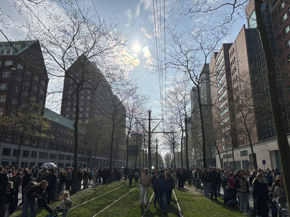 ADRDLive's tweet photo. Na regen komt zonneschijn: voor het eerst op deze mooi hardloopochtend schijnt de zon door de grijze wolken. https://t.co/20aMY8JhWr
