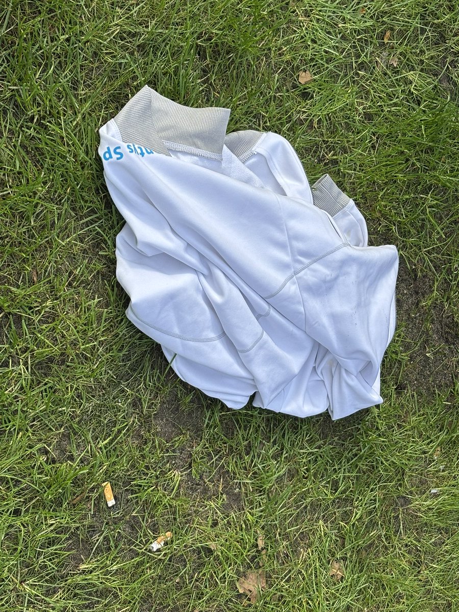 ADRDLive's tweet photo. Een van de lopers had het zó warm, dat die besloot zijn vest uit te trekken en het publiek in te gooien. https://t.co/ypthhXOrlO