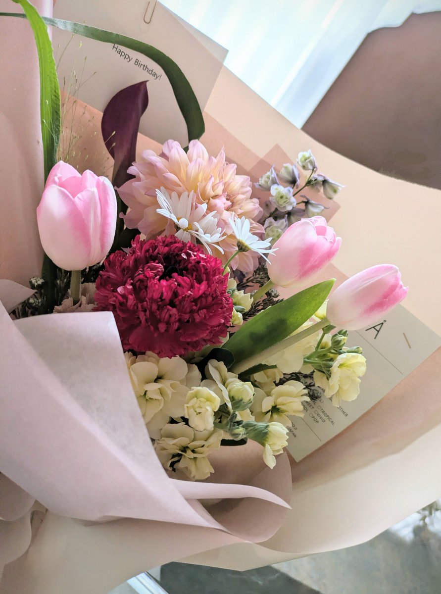 sssrrrsssddd's tweet photo. もうすぐ誕生日って事で、友人がお花くれた…！
花束貰うのは初かも🌷うれしい🌷 https://t.co/pXol3lK2H0