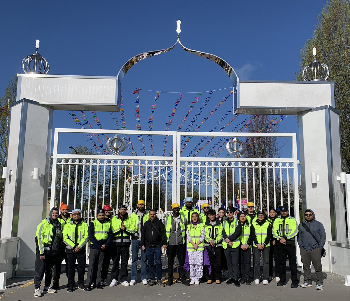 CollingwoodcpcC's tweet image. 1/5
Happy Vasaikhi Day
@CollingwoodCPC celebrated Sikh culture by attending Ross St. Gurdwara.
CPC #volunteers &amp;amp; our staff enjoyed talking to @DeputyChiefRai.
The parade started &amp;amp;
our #volunteers &amp;amp; staff walked w/ the rest of the #CPCs &amp;amp;
enjoyed the rest of the event.
#Service