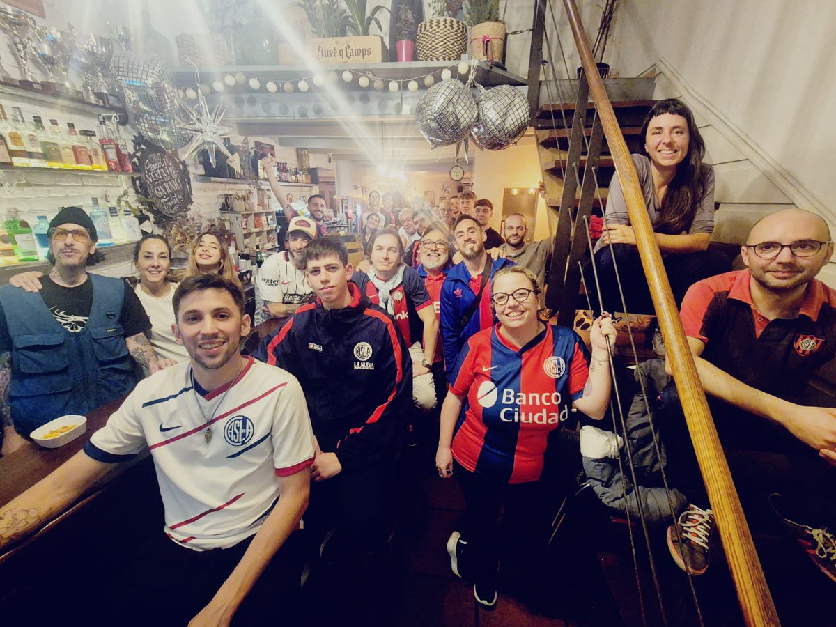 Ganó el Ciclón con un golazo de la bomba y la cuervada festejó la clasificación en nuestro bar 💙❤️

Va a volver la fiesta para Boedo..

#Deboedoalmundo🌎
#Masque90min💙❤️
#PeñasEuropeas🇪🇺
