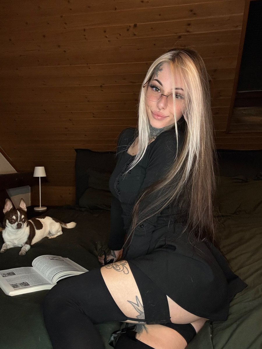 _Vany_Vanity_'s tweet photo. Lost in my book, but my mind is on something much hotter tonight 📚🔥 #LateNightSecrets 🤫 https://t.co/YYcSJ58vbl