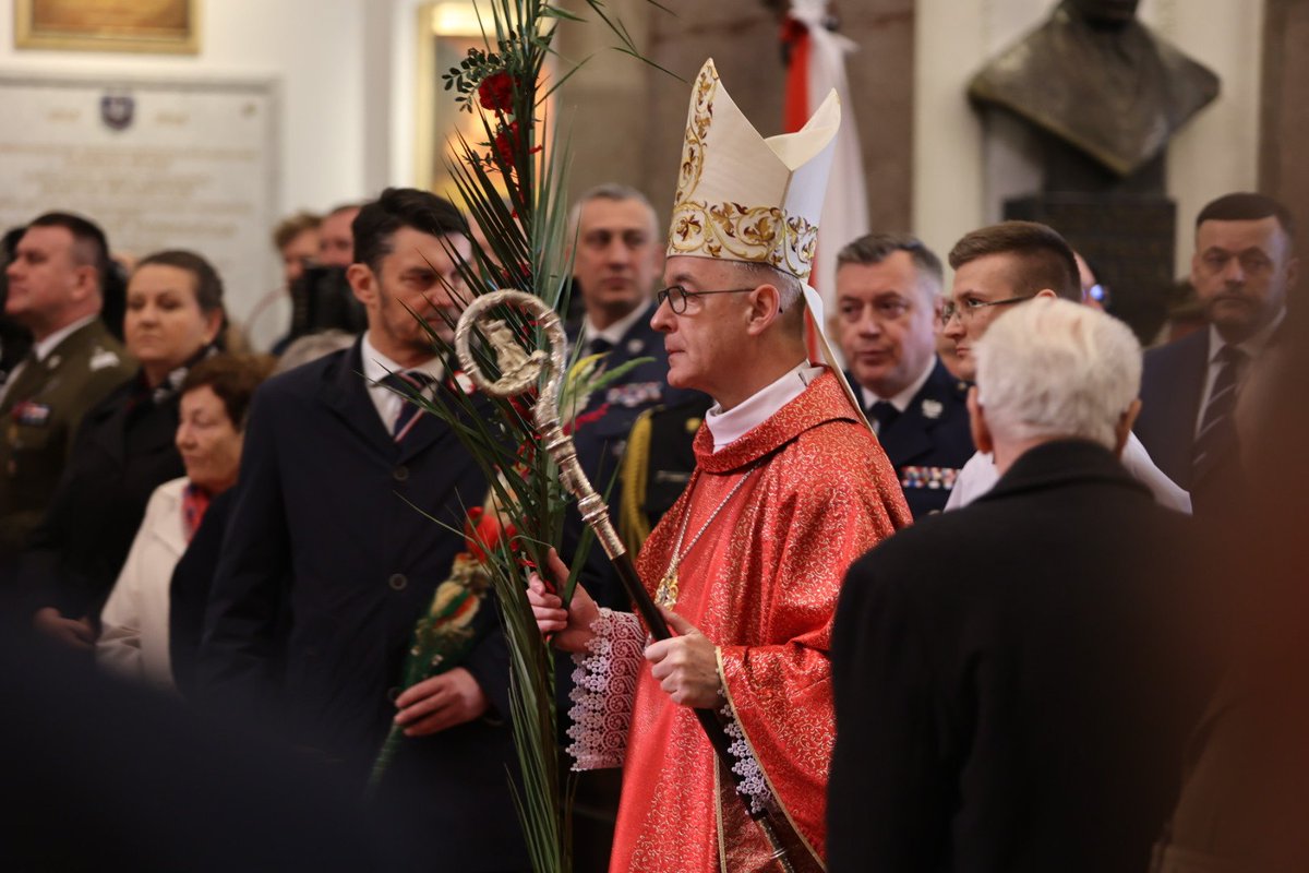 W katedrze polowej trwa Msza św. i obchody Dnia Pamięci Ofiar Zbrodni Katyńskiej. Przed Mszą, której przewodniczy <a href="/bpLechowicz/">Wiesław Lechowicz</a>, Lech Parell szef <a href="/Kombatanci/">UdSKiOR</a> oraz biskup polowy złożyli kwiaty w kaplicy Katyńskiej.  Eucharystia rozpoczęła się od poświęcenia palm wielkanocnych
