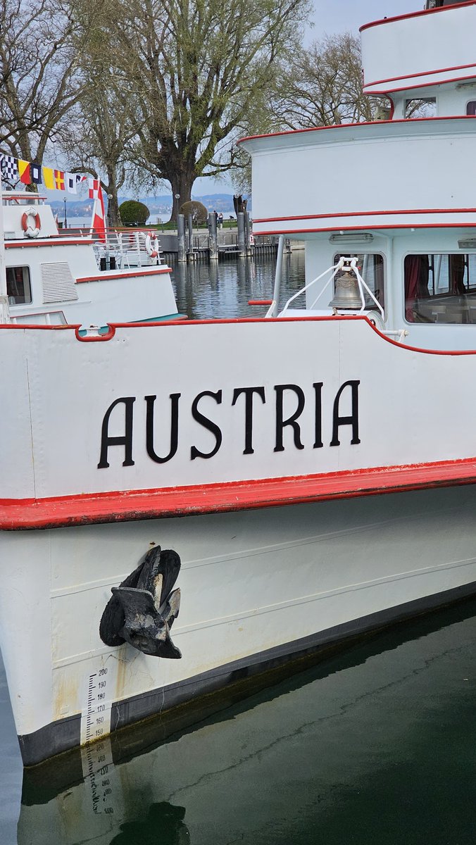 stauch_afd's tweet photo. ⛴️Pünktlich um 09:40 Uhr legte das Motorschiff Austria vom Bregenzer Hafen ab und nahm Kurs auf die Konzilstadt Konstanz. Ja, Freunde, die Weiße Flotte ist endlich wieder unterwegs und befährt endlich wieder unseren schönen Bodensee bis Mitte Oktober.

💼Die Bodenseeschifffahrt spielt eine wesentliche Rolle, da sie die deutschsprachigen Städte und Orte rund um den Bodensee miteinander verbindet und die Reisen zu einem besonderen Erlebnis für Einheimische und Touristen macht.

🏛️Besonders wichtig ist sie jedoch aus kultureller Sicht: Die Bodenseeschifffahrt war einst ein zentraler Bestandteil der Mobilität und des Handels in der Region.

👑Es ist mir daher jedes Jahr aufs Neue eine Ehre, zur Saisoneröffnung wie auch zum Saisonabschluss an Bord der Schiffe der Weißen Flotte herzlich willkommen geheißen zu werden.