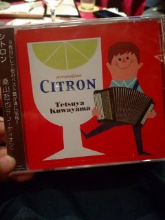 桑山哲也さんのワンマンライブは前半が終わって休憩中。続いてアルバム「CITRON」を購入しました。聴きたかった「DOUBT!」があるのでこちらが本命です。ツイートを書いてたら藤田朋子さんが観客席のテーブルの間を歩き回って物販の声かけしてたのは笑えました(*^_^*)
