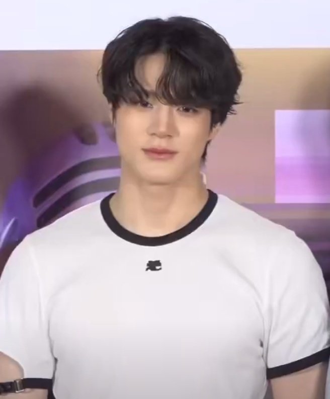 jungshasa's tweet photo. jeno is so BROAD WTF 😭 https://t.co/zFuIibXpQ1