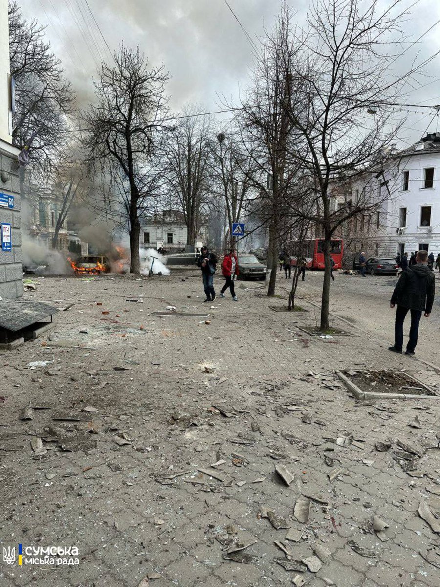 grntmedia's tweet photo. Росіяни вдарили двома балістичними ракетами по Сумах. Відомо про понад 20 загиблих.

Окупанти атакували цивільну інфраструктуру міста. Пошкоджено житлові та нежитлові будівлі. https://t.co/lh3OWnkmc4