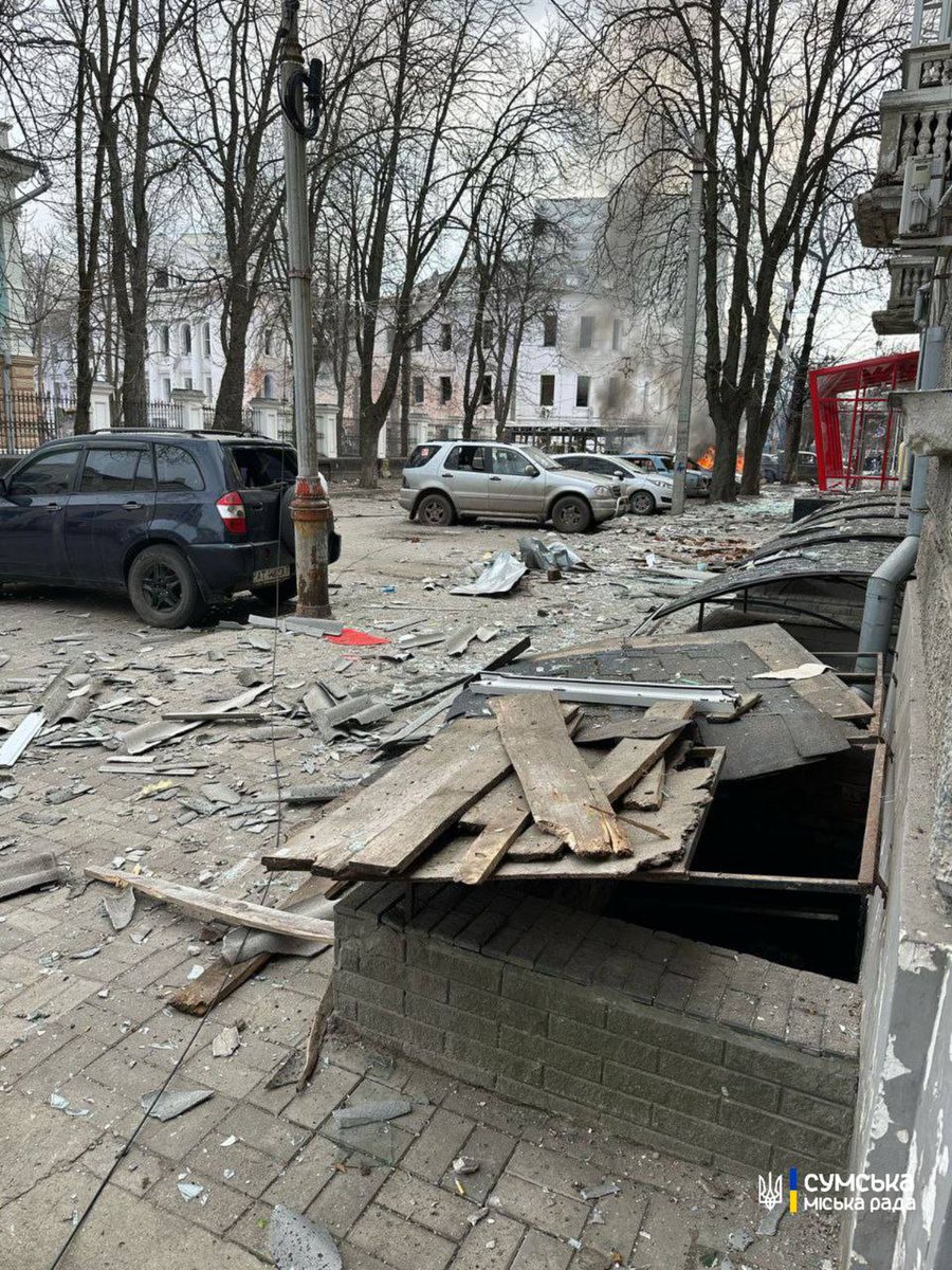 grntmedia's tweet photo. Росіяни вдарили двома балістичними ракетами по Сумах. Відомо про понад 20 загиблих.

Окупанти атакували цивільну інфраструктуру міста. Пошкоджено житлові та нежитлові будівлі. https://t.co/lh3OWnkmc4