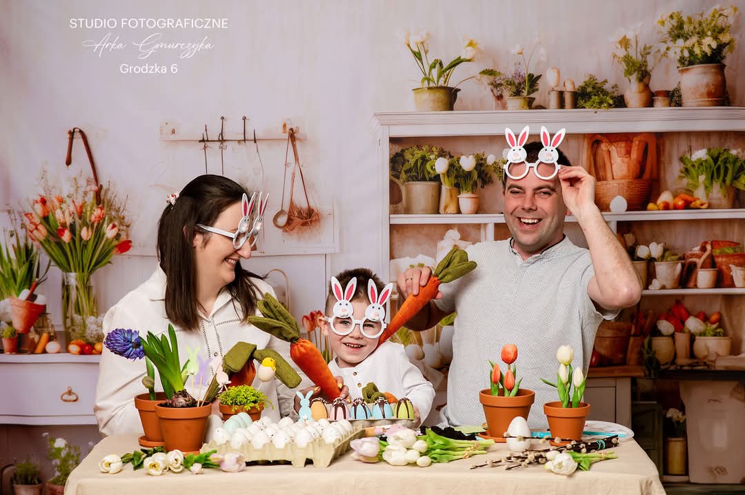 ArekGmurczyk's tweet photo. Do Wielkiej Soboty zapraszam na Mini Sesje Wielkanocne 🐣🌷🐰 Codziennie od godz 9 do 21, 3 scenki, w sercu płockiej starówki na Grodzkiej 6 w Pasażu Grodzkim💙 #płock #naGrodzkiej #wielkanoc #fotograf #sesja https://t.co/WtYW0YP5TH