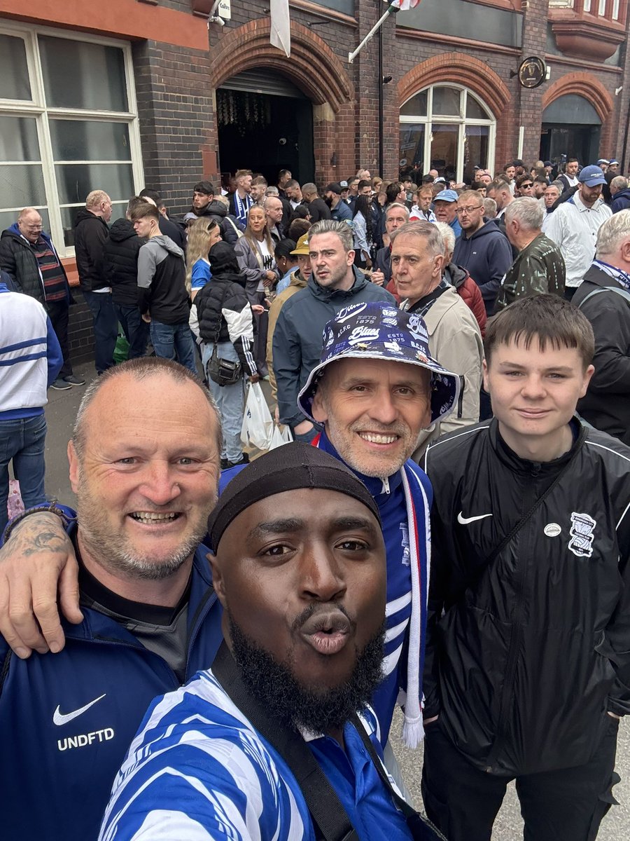 Eddyjuniorrr's tweet photo. Good Morning Blue noses #bcfc #kro #Wembley https://t.co/0s6m5HcuPj