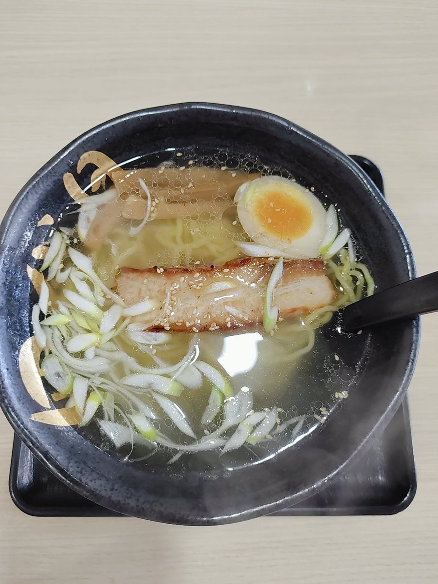 WebwriterC's tweet image. 函館麺屋四代目炙り塩ラーメン🍜
美味しかったです😮🐰
#函館　#ラーメン　#美味しい　#炙り　#塩　#観光　　#グルメ