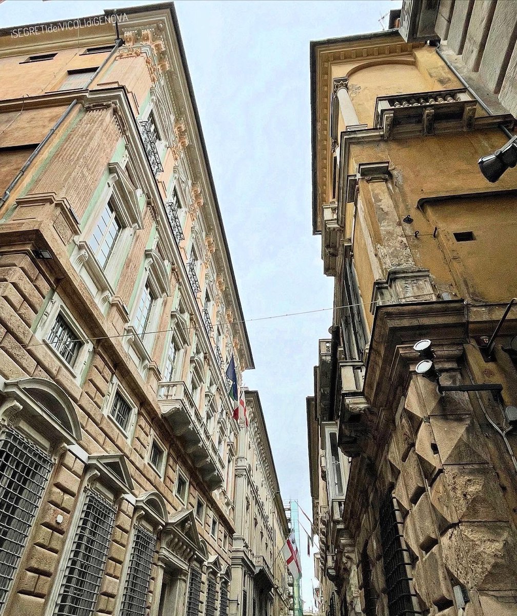 SEGRETIvicoli's tweet photo. Due passi nei vicoli la domenica mattina nella via più bella del mondo #StradaNuova #ViaGaribaldi #vicoli #genova 
#isegretideivicolidigenova 
https://t.co/tJnd7uHld3

(segue nei commenti) https://t.co/DasqYIEG6Z
