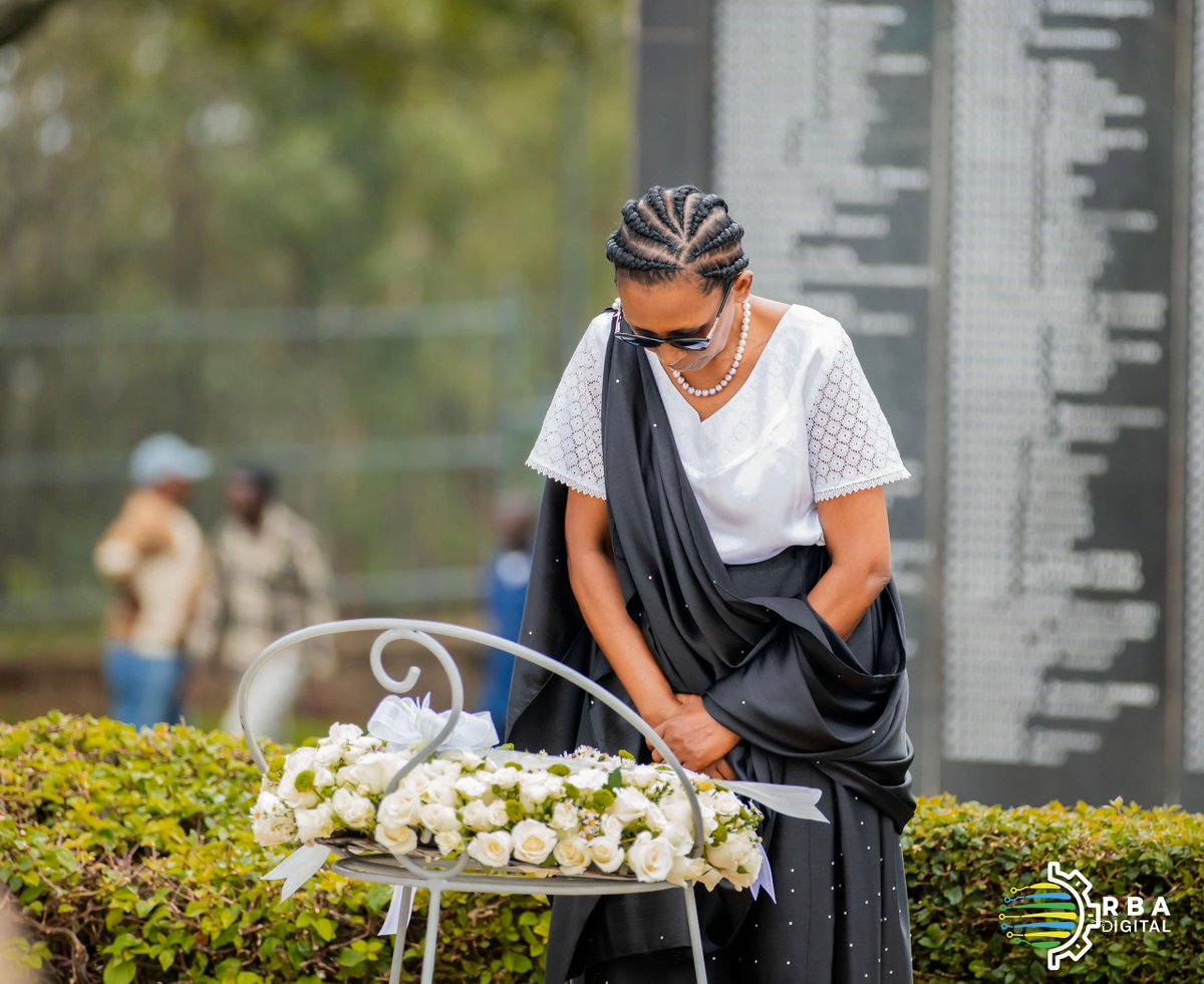 rbarwanda's tweet photo. 🚨AMAKURU AGEZWEHO🚨

Perezida wa Sena y’u Rwanda, Dr Kalinda François Xavier, yunamiye Abanyepolitiki bishwe bazira kurwanya umugambi wa Jenoside yakorewe Abatutsi mu 1994.

Yari kumwe na Perezida w’Umutwe w’Abadepite, Gertrude Kazarwa; Perezida w’Urukiko rw’Ikirenga, Domitilla Mukantaganzwa; Minisitiri w’Intebe, Dr Ngirente Edouard; Ambasaderi wa Zimbabwe mu Rwanda, Charity Manyeruke, ari na we uhagarariye Abadipolomate bakorera mu Rwanda n’abandi bayobozi muri Guverinoma. #RBAAmakuru #Kwibuka31
