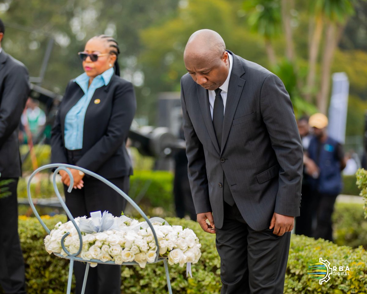 rbarwanda's tweet photo. 🚨AMAKURU AGEZWEHO🚨

Perezida wa Sena y’u Rwanda, Dr Kalinda François Xavier, yunamiye Abanyepolitiki bishwe bazira kurwanya umugambi wa Jenoside yakorewe Abatutsi mu 1994.

Yari kumwe na Perezida w’Umutwe w’Abadepite, Gertrude Kazarwa; Perezida w’Urukiko rw’Ikirenga, Domitilla Mukantaganzwa; Minisitiri w’Intebe, Dr Ngirente Edouard; Ambasaderi wa Zimbabwe mu Rwanda, Charity Manyeruke, ari na we uhagarariye Abadipolomate bakorera mu Rwanda n’abandi bayobozi muri Guverinoma. #RBAAmakuru #Kwibuka31