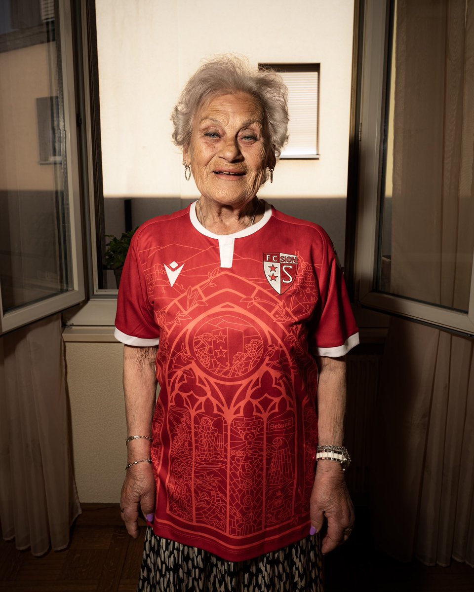 Gaaaaabzz's tweet photo. Mon dernier projet :

Présentation du nouveau maillot du @FCSion ( design par og.bird) à l’occasion du derby contre Servette.

Le maillot du peuple 🌟 https://t.co/KHdW86Xupz