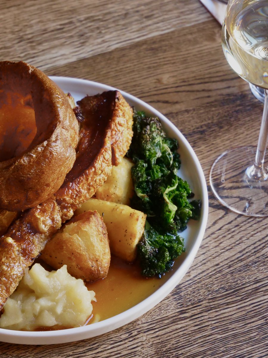 mitrelancasterg's tweet photo. It’s our favourite day of the week again! Roasts served up until 9pm with crispy pork belly, half or whole roasted chicken, succulent beef and spinach &amp; mushroom wellington. 

Go on, you know you want to 😋 

#sundayroastlondon #londonpub #youngspubsundays https://t.co/4KTHmsywiC