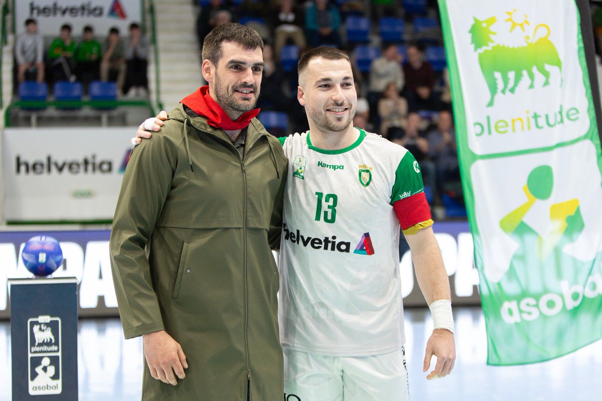 AnaitasunaBM's tweet photo. Joseba Ezkurdia, campeón del Campeonato de Parejas junto a Beñat Rezusta, realizó el saque de honor del partido de este viernes.
👏🏽 ¡Enhorabuena, Joseba!
#ANAVDA https://t.co/9S8beHMJsc