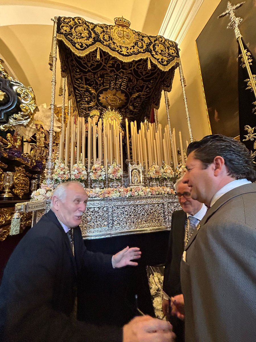 VOX_SevCapital's tweet photo. Como cada #DomingoDeRamos, hacemos una ofrenda floral a la Hermandad de Jesús Despojado @Jesus_Despojado, a la que deseamos una fructífera estación de penitencia. 

#SemanaSantaSevilla https://t.co/gmp9DQixL2