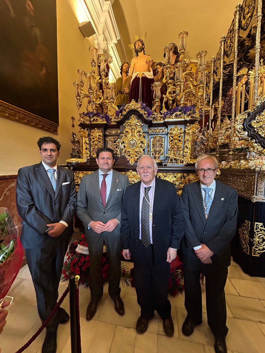 VOX_SevCapital's tweet photo. Como cada #DomingoDeRamos, hacemos una ofrenda floral a la Hermandad de Jesús Despojado @Jesus_Despojado, a la que deseamos una fructífera estación de penitencia. 

#SemanaSantaSevilla https://t.co/gmp9DQixL2