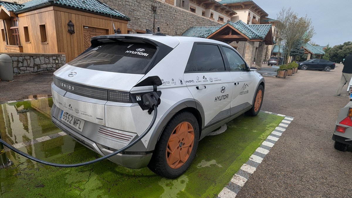 Esta es la clave para poder llegar al sur de Marruecos con un coche eléctrico: un cargador de FastVolt de 50 kW en un hotel de lujo de Ifrane. 
Metemos al Ioniq5 un chute de algo menos de media hora y rumbo al desierto, nuestro destino final.