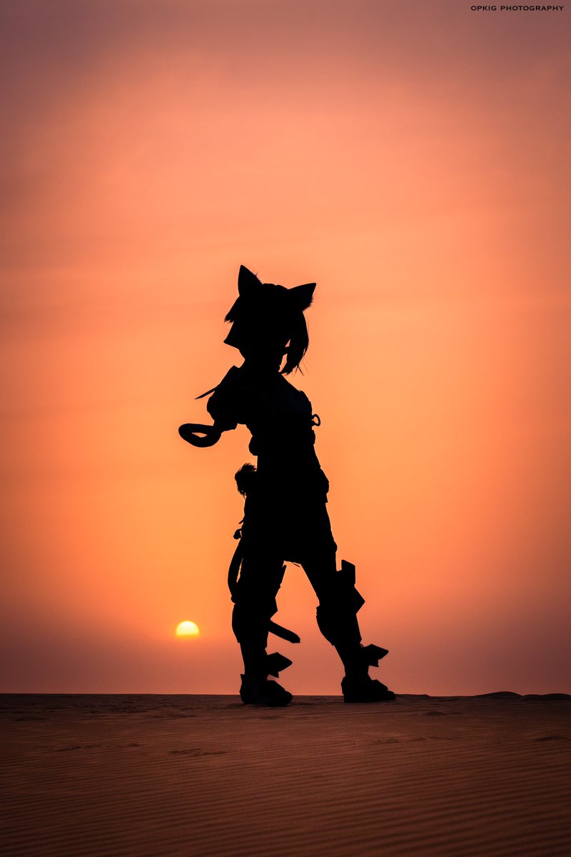 戈壁沙漠，夕阳西下，乳胶猫猫战斗pose，满足孩子的kigurumi梦想了～
感谢📷<a href="/opkig/">op</a> ，辛苦后勤<a href="/chukilulu/">初奇岚岚君</a> <a href="/teemilerQwQ/">teemiler</a> 把我背上沙丘～
#kigurumi