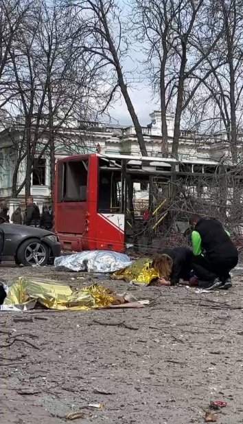 Krieger_ph's tweet photo. Це 62-й автобус. Чи не єдиний, який їздив з центру в район Баранівка. Він майже завжди забитий. Ним часто їздив додому і я. 
Серце розривається за Суми. https://t.co/snUm9DpKge