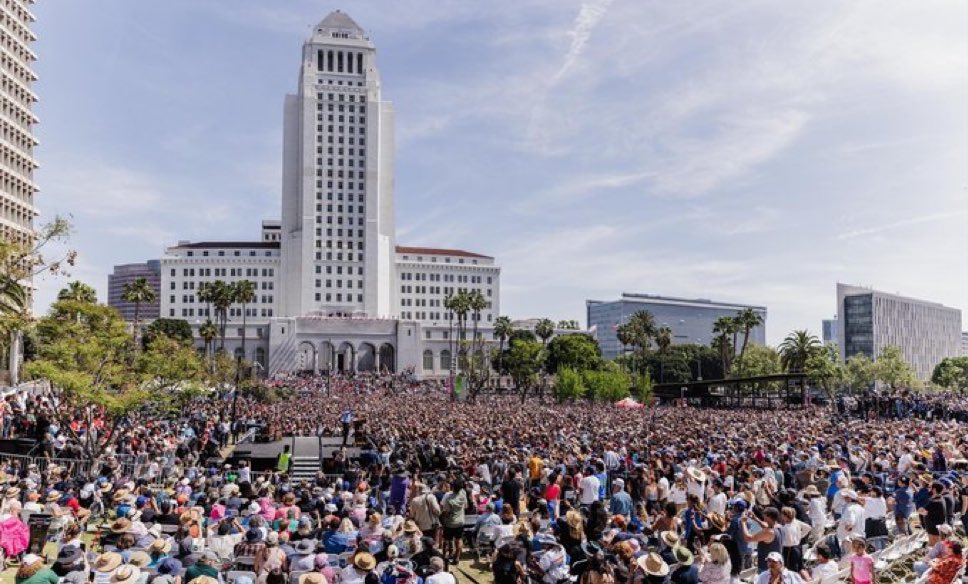 En image, la foule présente au meeting "Combattre l’oligarchie" de Bernie Sanders et Alexandria Ocasio-Cortez qui s’est tenu hier devant la mairie de Los Angeles. 35000 personnes sur place selon <a href="/anna_bahr/">Anna Bahr</a> la directrice de la communication du sénateur du Vermont, qui affirme