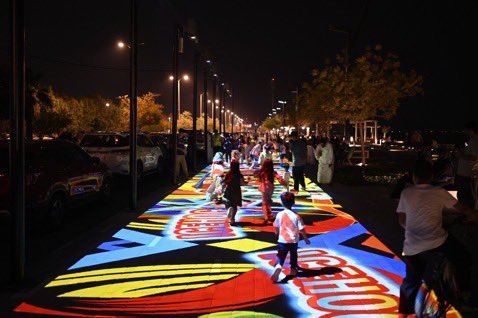 Eastern_H1's tweet photo. من الأشياء الجميلة التي عملتها بلدية الدمام ممشى همس في كورنيش #الدمام 😍

والذي أصبح مقصداً و وجهة يجذب الزوار والسياح للاستمتاع بالإنارات التفاعلية 🎆 https://t.co/qmEQXRH736