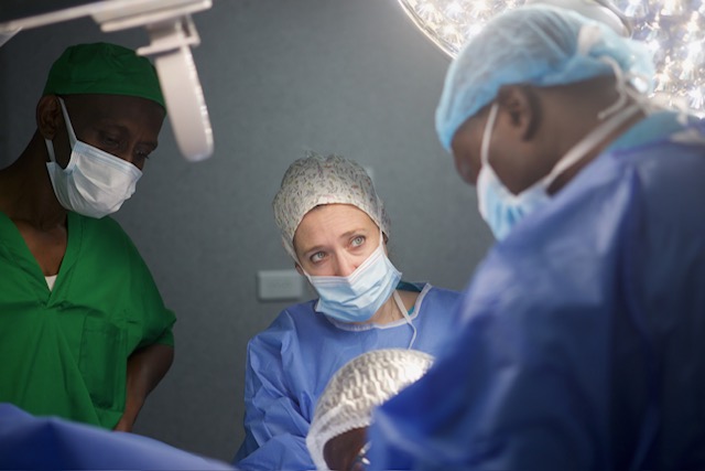 Les mutilations génitales féminines doivent disparaître !
Avec le partenariat du Fonds Muskoka avec le CHI André Grégoire, sous la direction de Dr Sarah Abramowicz, gynécologue-obstétricienne au Centre Hospitalier Intercommunal André Grégoire (Montreuil, France), la formation