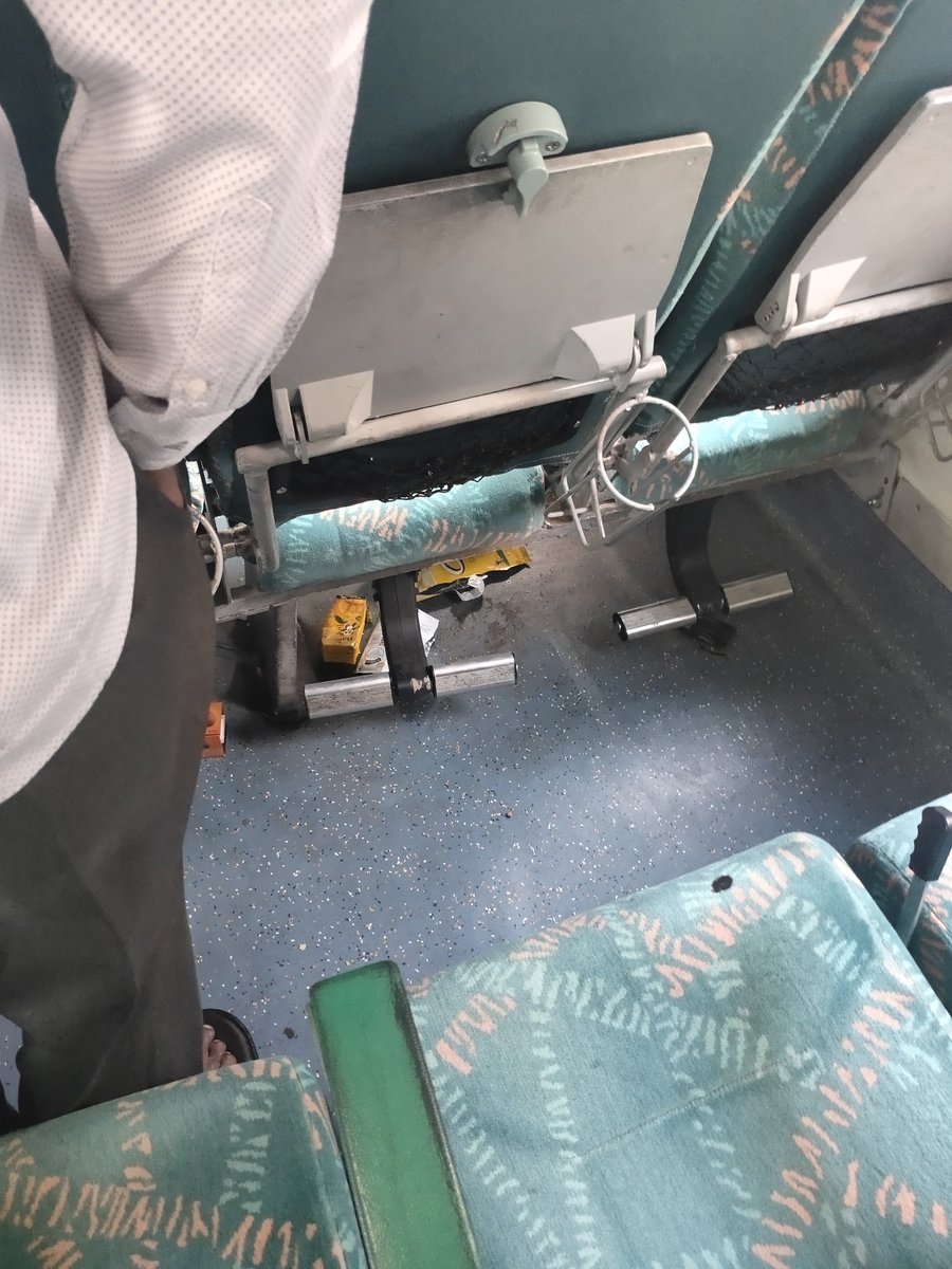 vikash19192525's tweet photo. @RailMinIndia @RailwaySeva #railways People have no Civic Sense here. They throw things anywhere without thinking and then they blame government for cleanliness. https://t.co/bts3aKmqj8