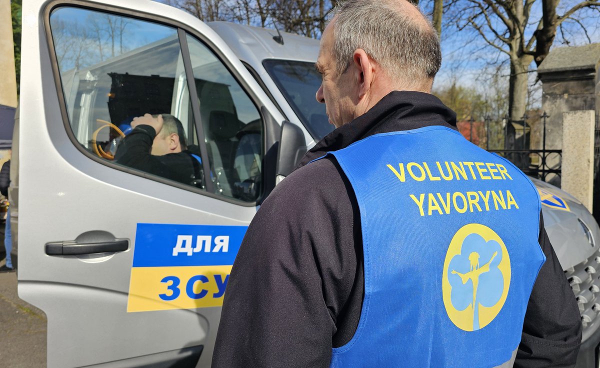 Automobily pro ukrajinské vojáky pořídila pravoslavná církev působící v našem kraji. Dnes po bohoslužbě všechny vozy posílá na frontu. Odeslání pomoci se účastnil také hejtman <a href="/MartinPuta/">Martin Půta</a> a velvyslanec Ukrajiny v České republice <a href="/Vasyl_Zvarych/">Vasyl Zvarych</a> z <a href="/UKRinCZE/">Ukraine in Czechia</a>.